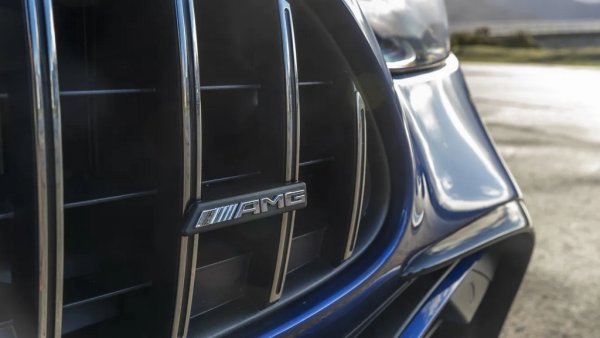 Кога: началото на 2027
Никой - освен маркетинг отделът на Mercedes, разбира се - не остана изненадан, че бездушният 4-цилиндров плъг-ин хибрид Mercedes-AMG C63 не направи опашки от кандидат-купувачи. Сега германците спешно бият отбой и се връщат към чертожната дъска, подготвяйки по-малко мощен, но несъмнено по-радващ C-53, задвижван от 3-литров редови шестцилиндров турбодвигател. Тази конфигурация дебютира преди няколко месеца в GLC 53 и очакваме скоро да я видим и в седан.
